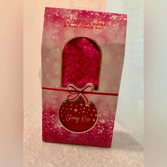 Cozy Socks & Foot Cream Set - Vibrant Pink - Picture 1 of 8